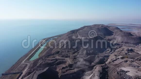 环境污染海边的渣山空中景观视频的预览图