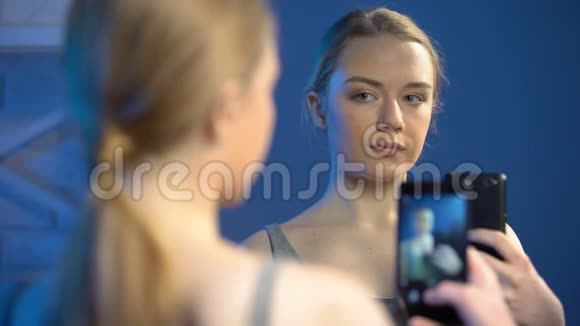 年轻女性在镜子前自拍社交网络成瘾有趣视频的预览图