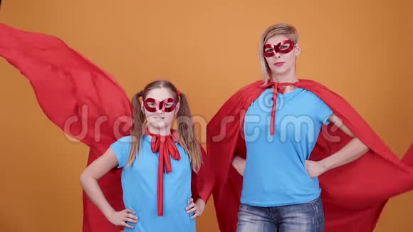 骄傲的母亲和她的小女儿想象成为超级英雄视频的预览图