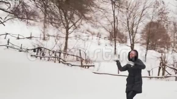 快乐的女孩向森林里的印度男孩扔雪球视频的预览图