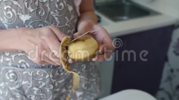 女人在厨房削土豆视频的预览图