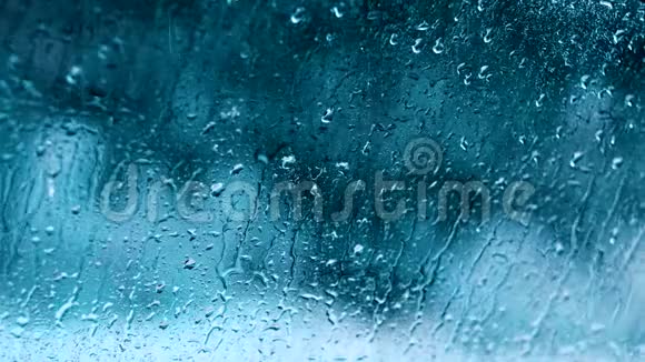 雨水滴水蓝色玻璃背景视频的预览图
