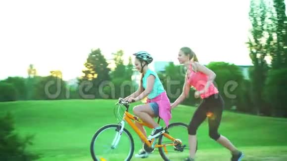 骑自行车的儿童戴着自行车头盔骑脚踏车视频的预览图