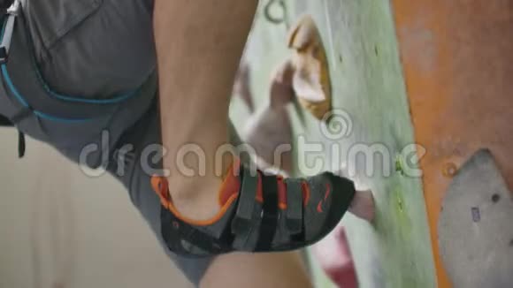 攀岩克服攀岩墙上障碍的近脚踏法视频的预览图