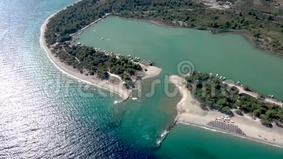在希腊哈尔基迪基的格拉罗卡沃斯有绿松石水域和树木的雄伟海滩的鸟瞰图由博士向前和向下移动视频的预览图