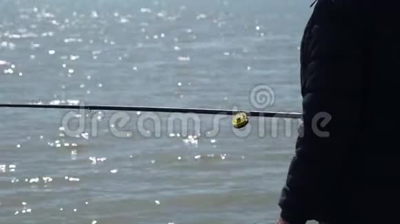 渔人手与钓竿的特写视频的预览图