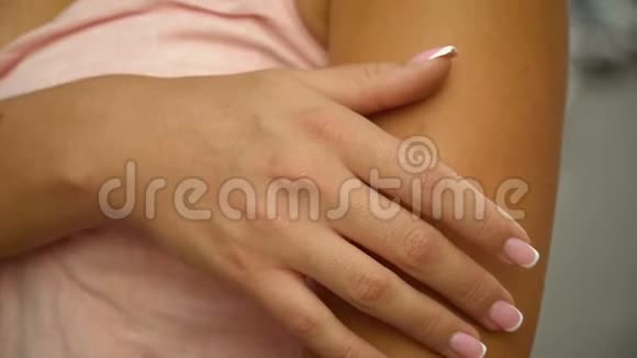年轻女性触摸她完美的无毛光滑柔软和丝质的肩臂皮肤视频的预览图