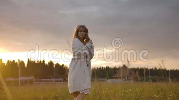 日落时漫步在田野的浪漫女人视频的预览图