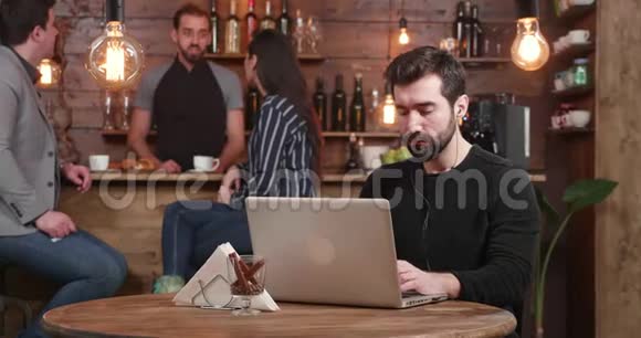 一位年轻的男性企业家专注于他的笔记本电脑视频的预览图