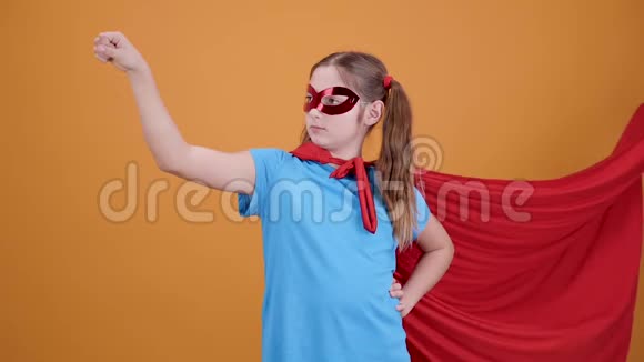 一个少女假装超级英雄的慢镜头视频的预览图