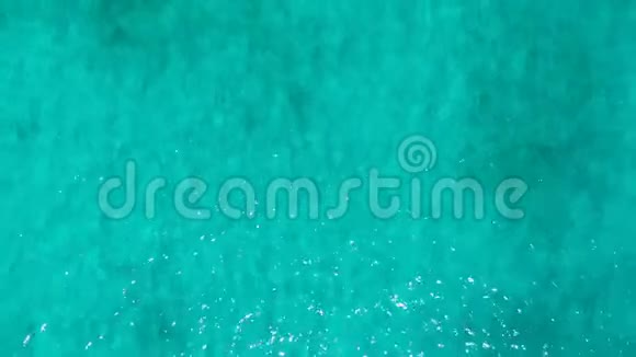 俯视图慢动作背景蓝色的大海蓝色的泻湖带着轻微的微风视频的预览图