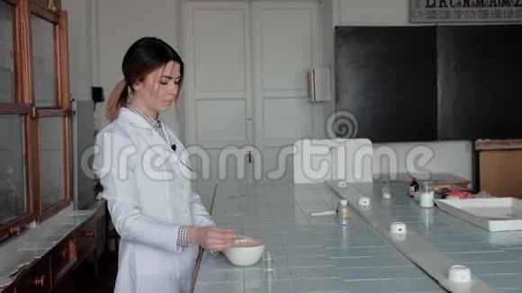 女实验室技术员在苏联时代的化学实验室视频的预览图