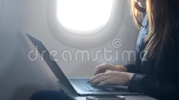 女人在笔记本电脑键盘上写短信视频的预览图