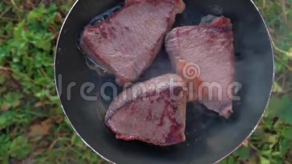 上观油炸多汁的肉很多烟慢动作大自然中的烧烤准备烤肉的时候视频的预览图