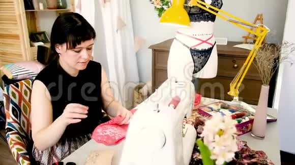 女裁缝在缝纫工作室缝制蕾丝性感内衣时尚风格视频的预览图