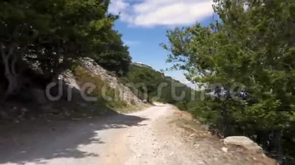 下公路行驶在山顶上蒙卡约山西班牙阿拉贡自然景观和风景环境视频的预览图