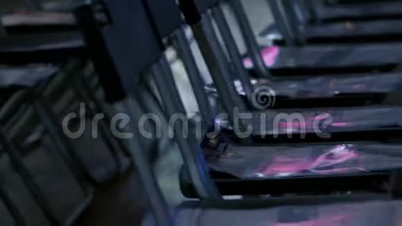 一排排空的塑料椅子视频的预览图