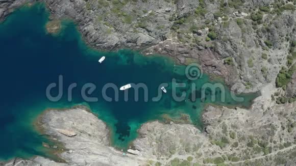 在美丽的海湾岩石中的无人机游艇射击视频的预览图