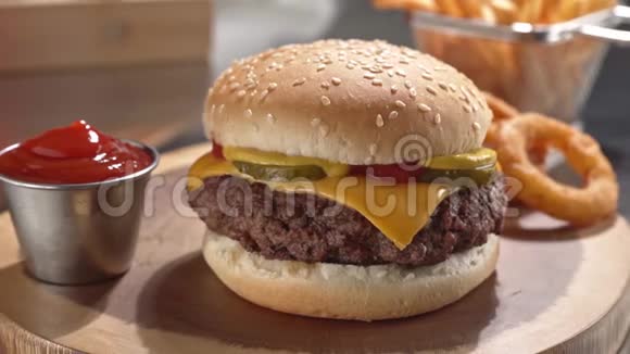 加洋葱圈和薯条的芝士汉堡视频的预览图