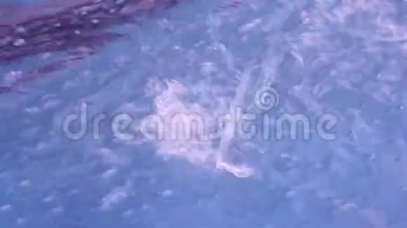 从喷泉中喷出的水波视频的预览图