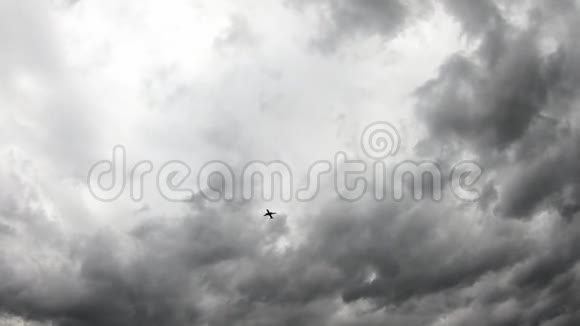 天空中的飞机和雨云移动得很快视频的预览图