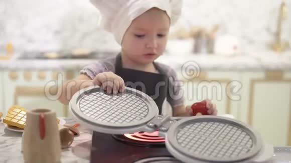 小女孩在时髦的木制儿童厨房玩耍视频的预览图
