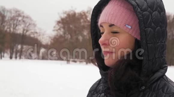 特写镜头森林里冬天的女人在温盖喝咖啡视频的预览图