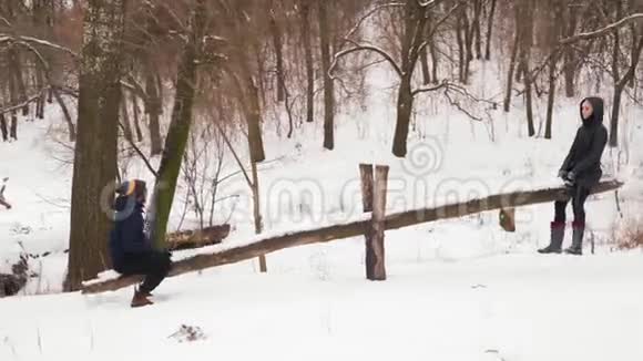 戴眼镜的印度男人和一个漂亮女孩在冬季森林中嬉戏视频的预览图
