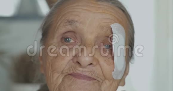 眼睛受伤的老太太白内障青光眼关闭视频的预览图