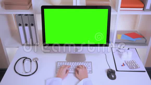 护士手在笔记本电脑上输入数据视频的预览图