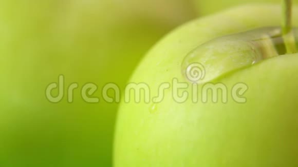 水滴顺着一个成熟的绿苹果视频的预览图