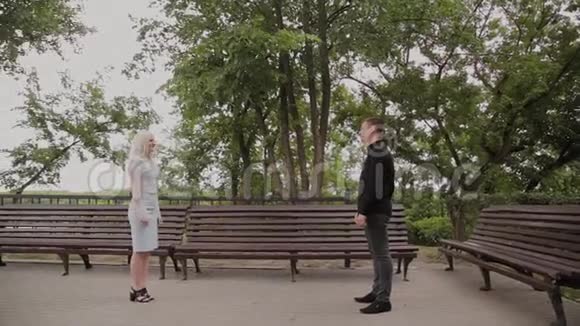 那家伙在公园里把他女朋友搂在怀里好心情和笑声视频的预览图