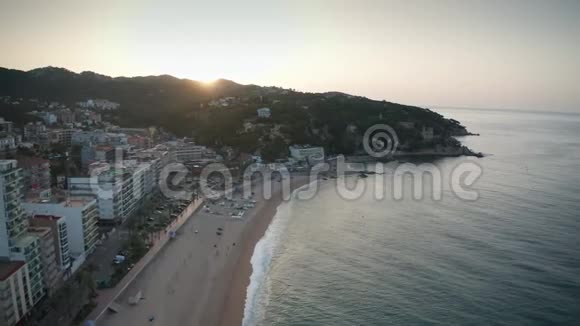 日出时无人视野的LloretdeMar海滩视频的预览图