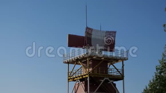 机场的防空雷达控制塔的定位仪旋转视频的预览图