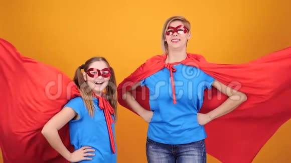 神秘的超级英雄妈妈和女儿视频的预览图