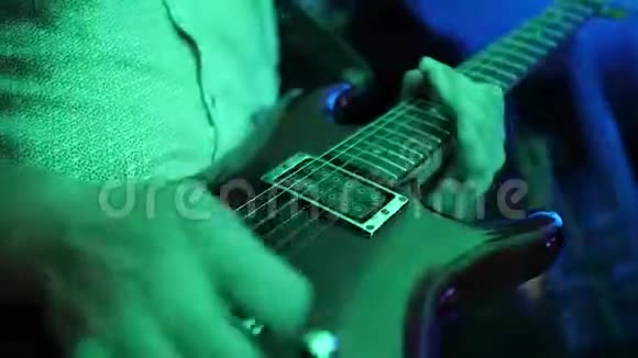 男人手弹吉他视频的预览图