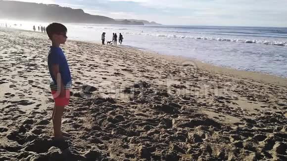 在海滩上做跳远的男孩视频的预览图