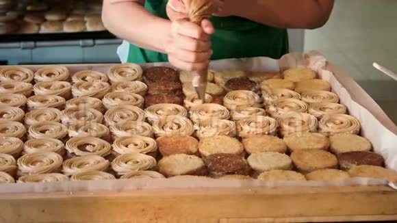 糖果师用奶油装饰饼干视频的预览图