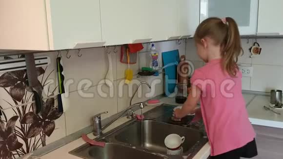 小女孩在厨房洗碗孩子们帮助父母视频的预览图