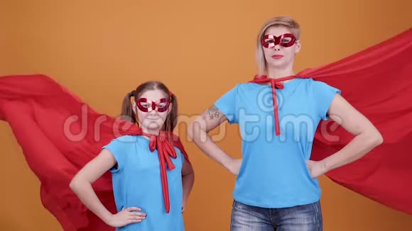 CINEMAGRAPH小女孩和她妈妈打扮成超级英雄视频的预览图