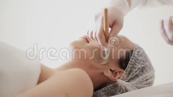 在美容院给女人敷面膜视频的预览图