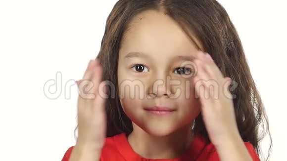 特写小女用手捂住脸慢动作视频的预览图