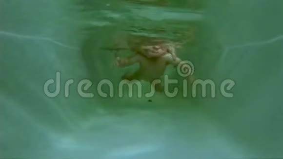 宝宝游泳学习游泳1岁以下的孩子在医生教练的监督下在浴室里潜水视频的预览图