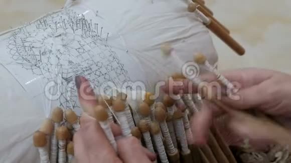 手工编织花边这位女工用细丝纺出一个漂亮的图案花边的古老传统视频的预览图