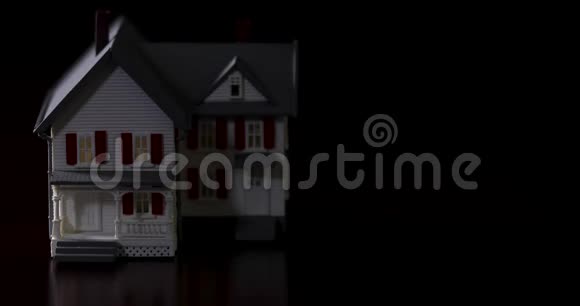 光源在黑暗木材表面的微型模型屋中日夜移动视频的预览图
