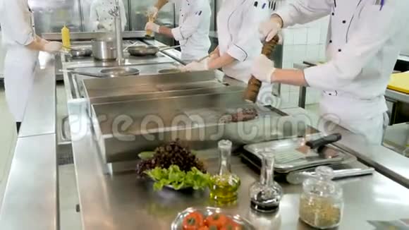 厨师把辣椒撒在肉里准备食物视频的预览图