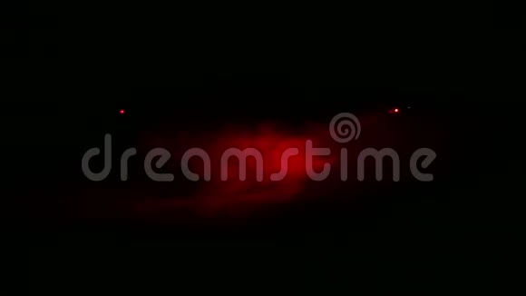 暗烟幕中的红光剖面聚光灯视频的预览图
