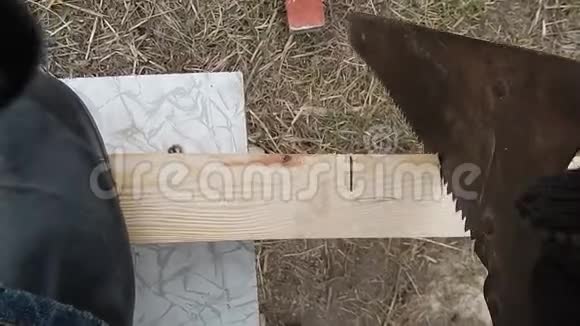 锯木头锯梁视频的预览图