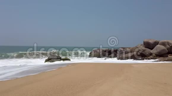 海浪冲击海滩和岩石2视频的预览图