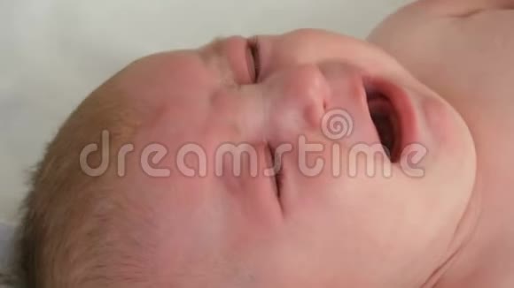 两个月大的新生婴儿大声儿童面部近景视频的预览图